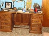 Antique 1800's American Quarter Sawn Oak Executive Desk in absolutely Beautiful condition!