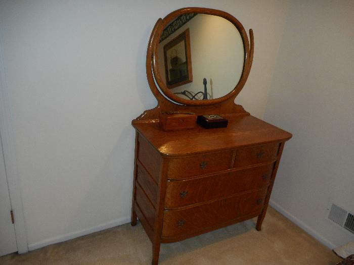Vintage dresser/mirror,quartersawn?