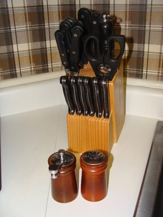 Very nice kitchen knife set with block