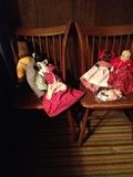 Folk art dolls, pr of Windsor country chairs