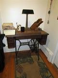 VINTAGE SINGER SEWING MACHINE