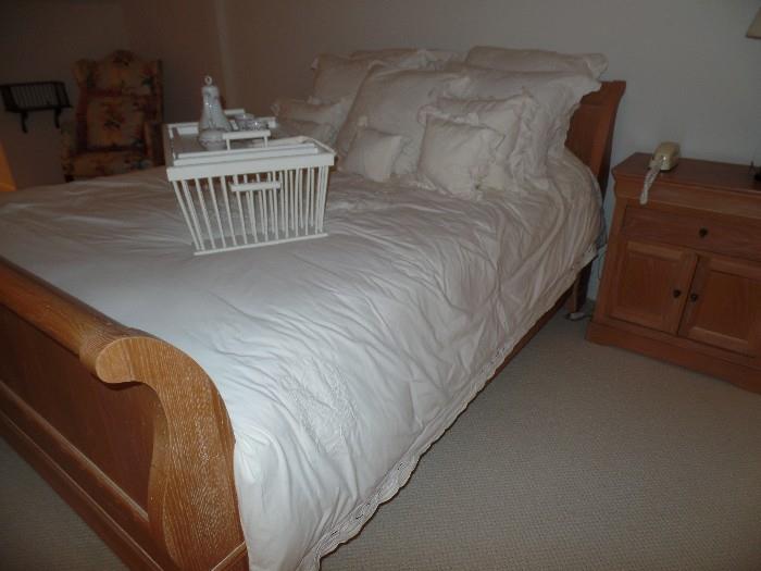 Queen bed- Oak, Sleigh style -w/mattress