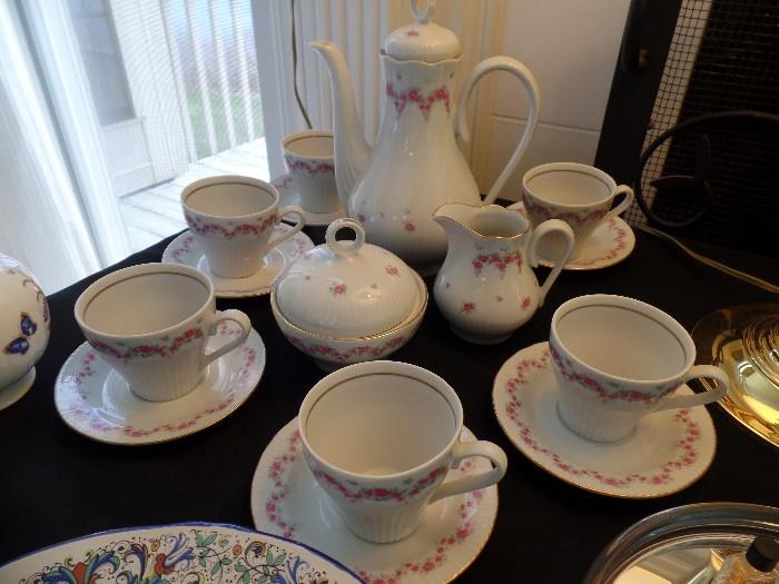 Tea set with 6 cups and cream and suger