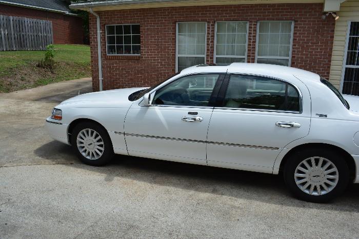 2005 Lincoln Town Car Signature Limited w/96K miles. White w/Tan Interior, very clean