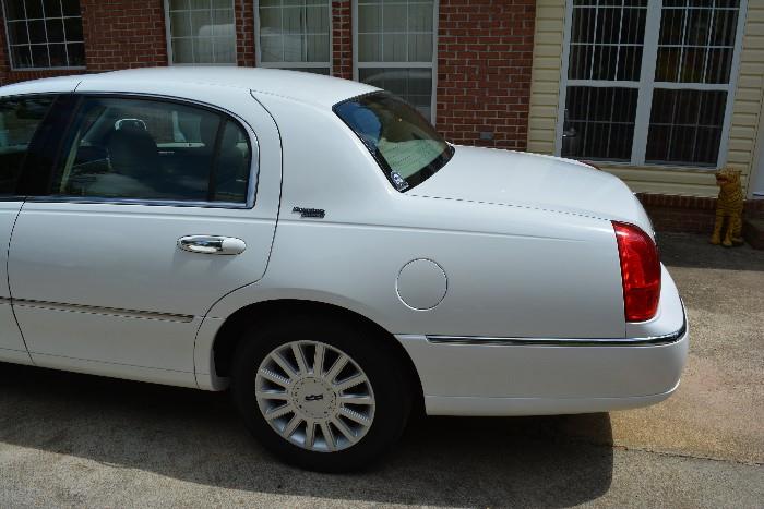 2005 Lincoln Town Car Signature Limited w/96K miles. White w/Tan Interior, very clean