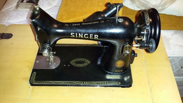Excellent Condition Singer Sewing Machine