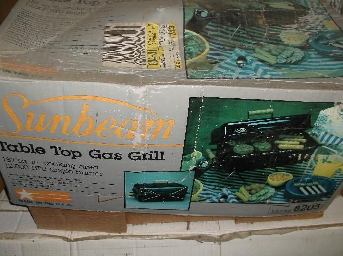 Table top gas grill