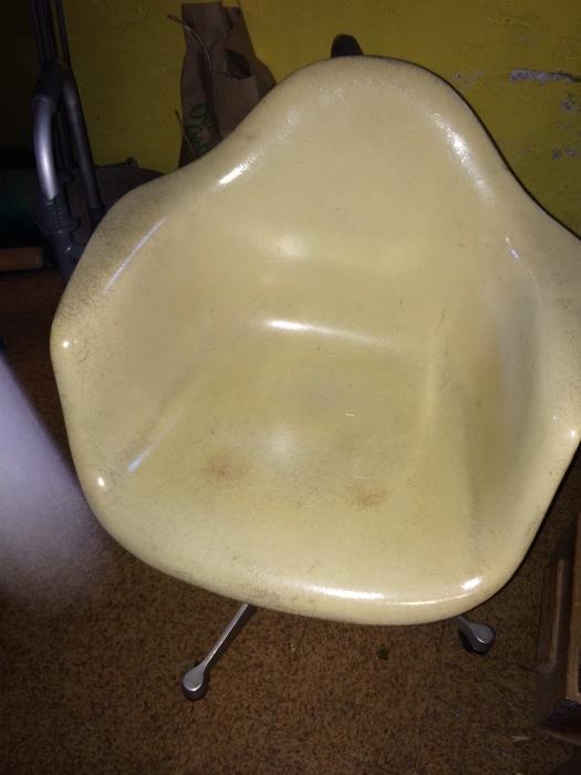 Herman Miller bucket fiberglass chair, a rare find!