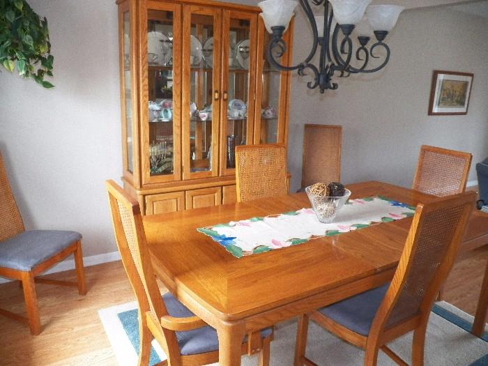 Dinning room table with hutch and 6 chairs
