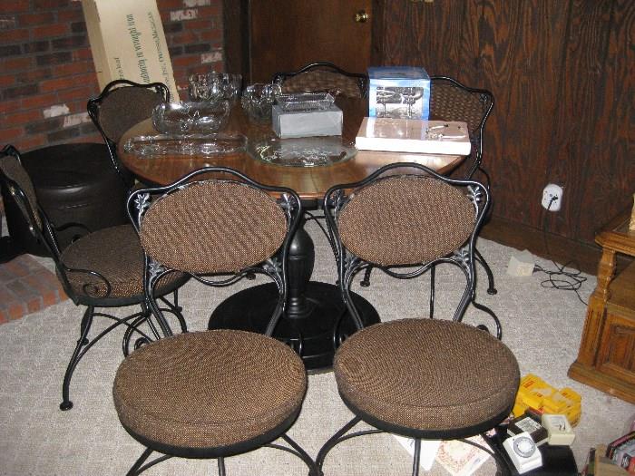 Woodard table & 6 upholstered chairs