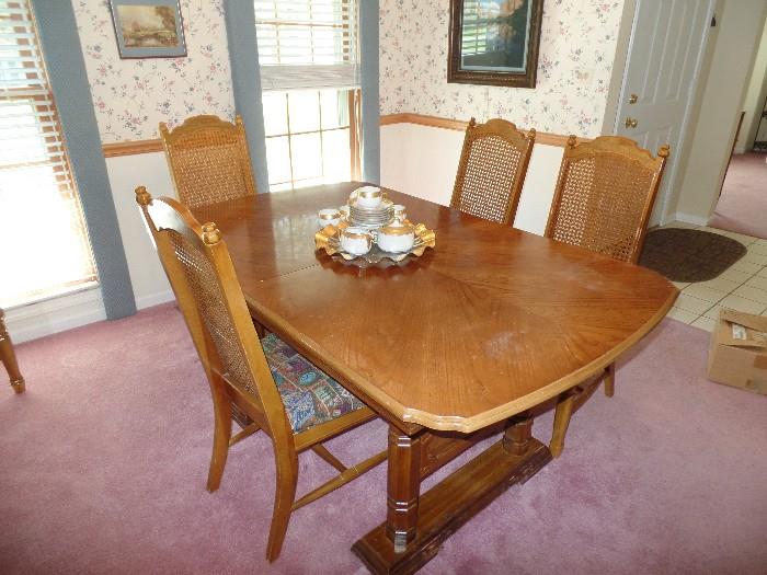 Dining room table w/2 leaves