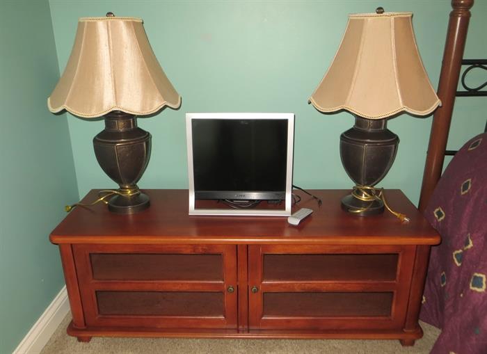 TV stand. Flat screen TV. Pair of matching lamps
