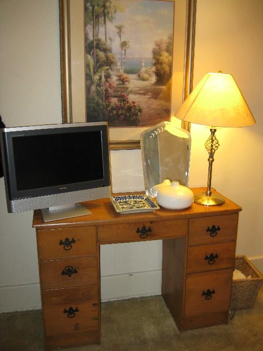 small desk, Toshiba TV DVD Player