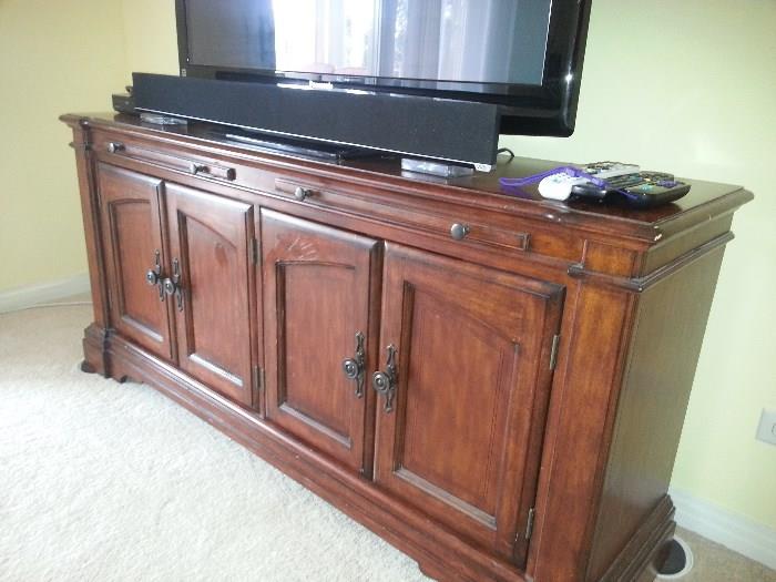 Do you need a place for your flat screen TV. This would be the place. Nice wood, quality all around. $245