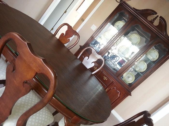Thomasville Dining room set with china cabinet.  Very nice and in perfect condition. I know not everyone has a dining room any more ....but they should. $650 all. 