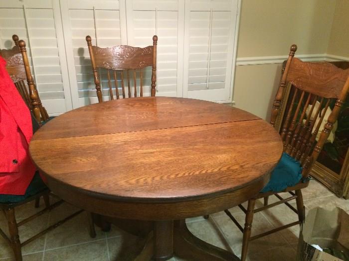 round oak  table with 4 chairs
