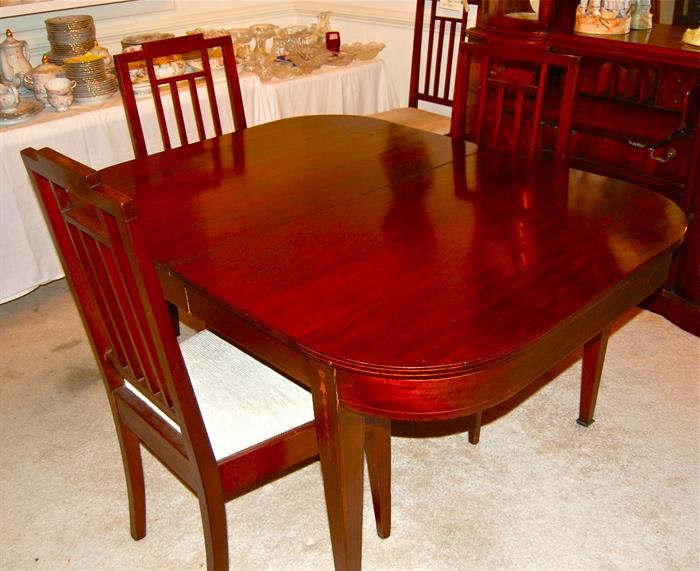 BEAUTIFUL DINING ROOM TABLE WITH THREE LEAVES AND PAD