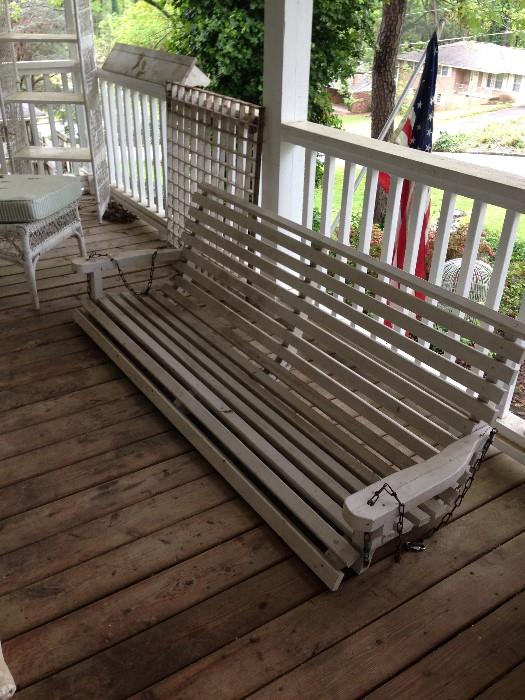 Extra long and nice porch swing! Yeah we were swingin!