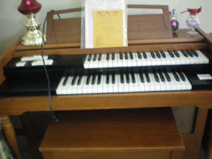 Lowrey TP44 Organ