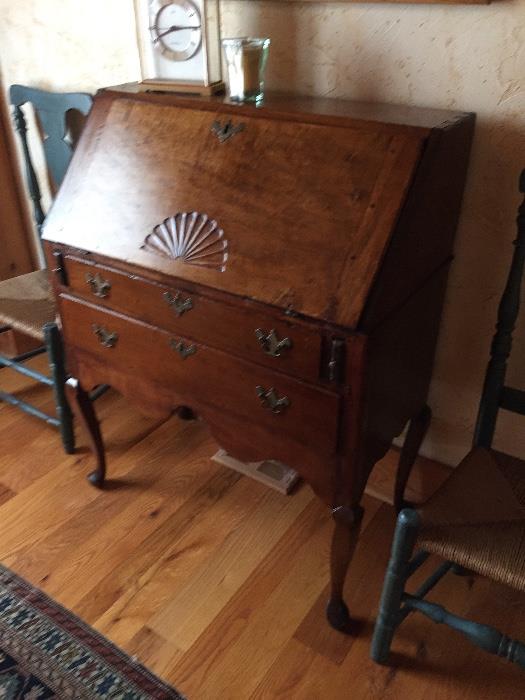 Maple & Poplar Queen Anne Desk Muntroe, Conn. 1750.