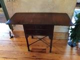 Drop leaf table