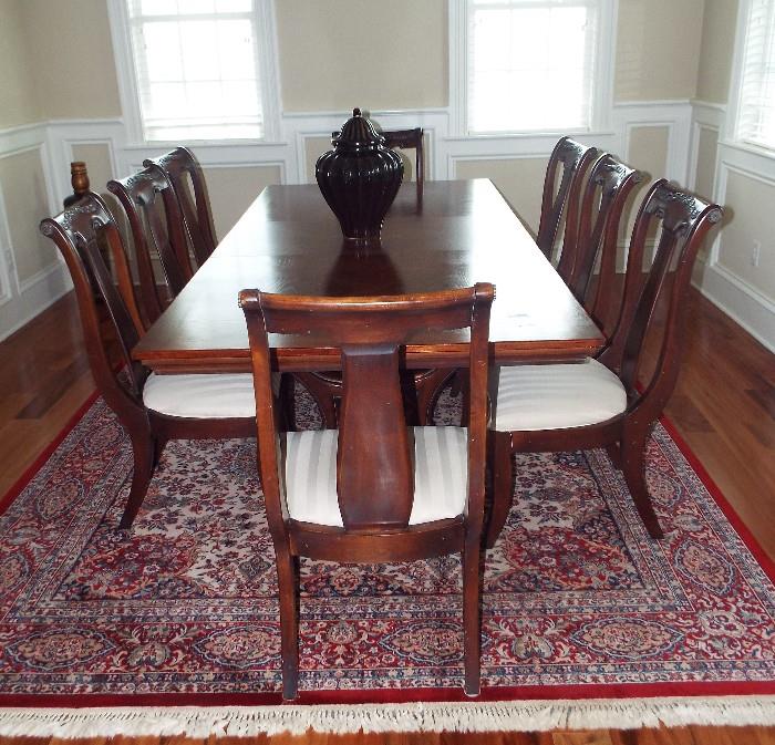 GREAT QUALITY DINING TABLE WITH 8 CHAIRS IN A REGENCY DESIGN