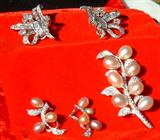 White Gold Earrings with Bagettes and round Diamonds, White Gold Earrings with Diamond and Pearl Leaves, Brooch of White Gold Diamonds and Pearl Leaves.