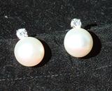 White Gold Earrings with Pearls and Diamonds.