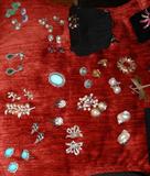 We will feature 14 lots of beautiful jewelry mounted in 14K and 18K gold.