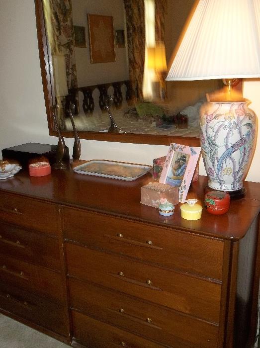 Double dresser with good mirror (separate) and one of many, many very nice lamps!