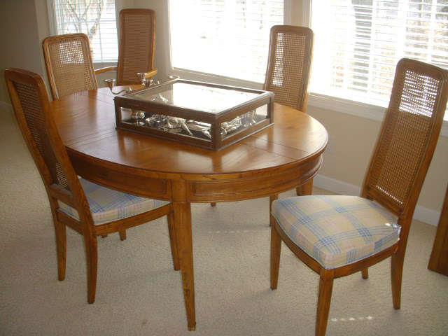 Henredon "Artefacts" line oak dining table with 2 arm chairs, 4 side chairs, 2 additional leaves & pads.  A lovely oak table.