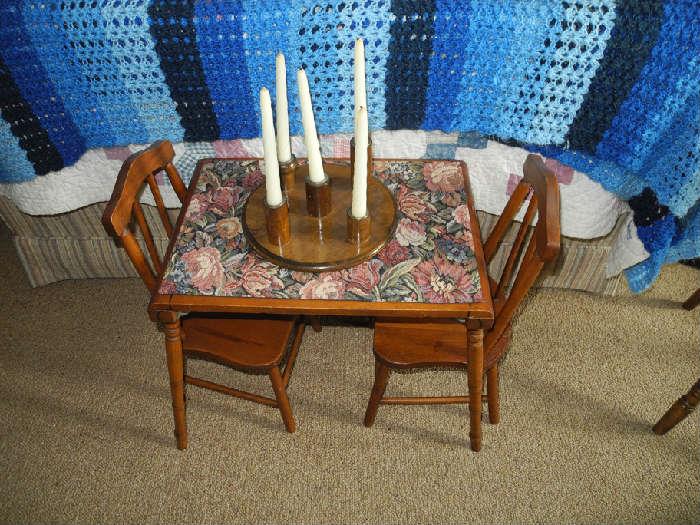 Child/doll size table & chairs (antique)