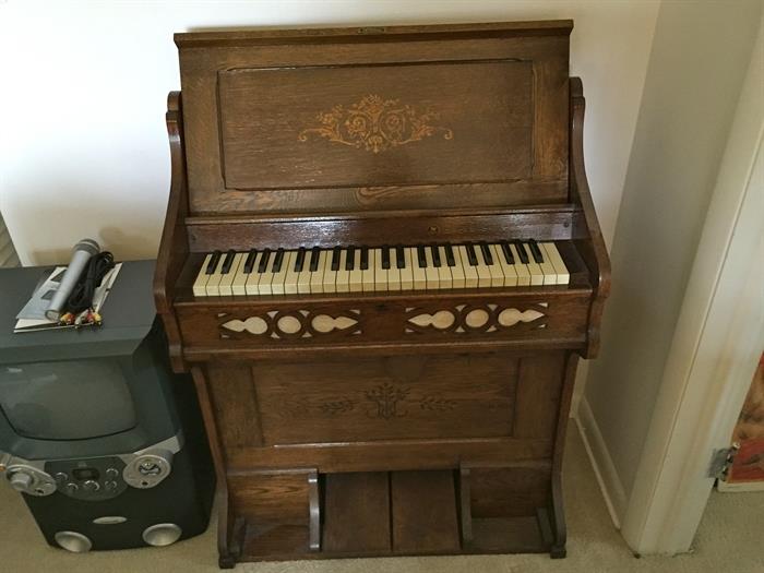 Working Spinet Organ/ Karaoke machine to left