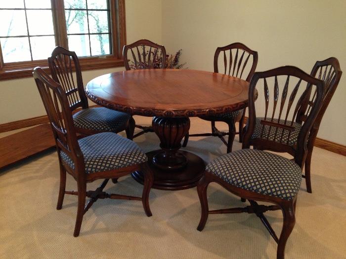 Beautiful Round table with 6 chairs