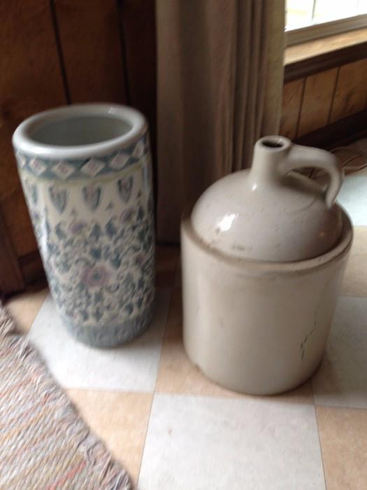 Umbrella stand and large jug, several large pieces of pottery