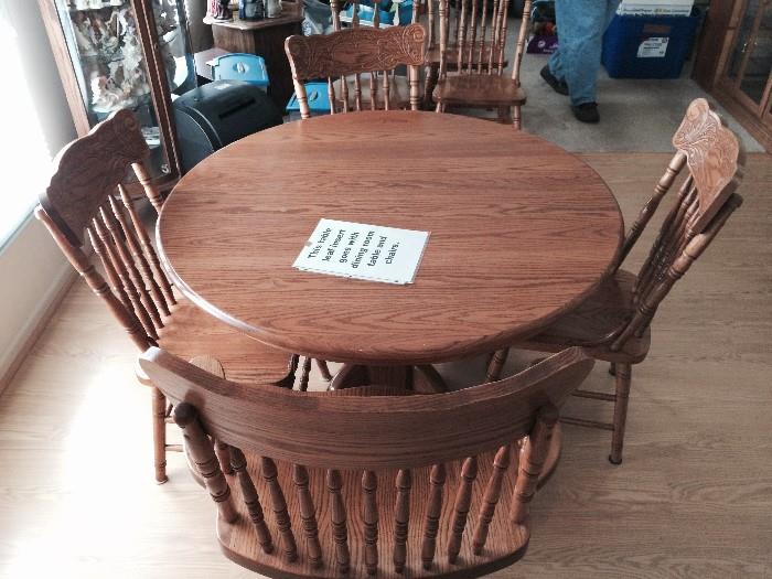 Nice Amish made oak table with leaf and chairs.  Nice Condition and very pretty to view. 