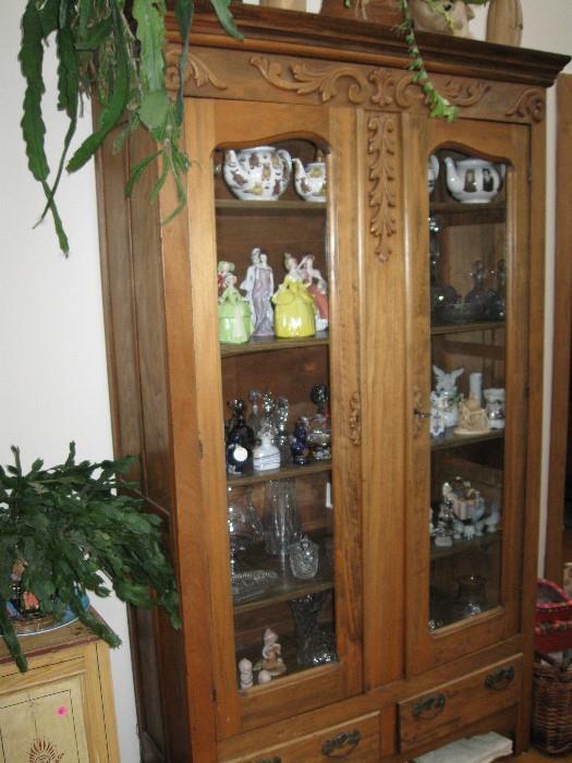 TALL DISPLAY CABINET CONTAINING TEA POTS, A COLLECTION OF PERFUME BOTTLES AND OTHER TREASURES.