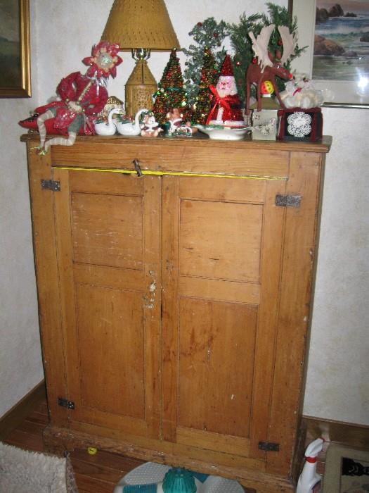FRENCH CANADIAN PINE PRIMITIVE 2 DOOR CAINET W/ SHELVES FROM EARLY 19TH CENTURY 
