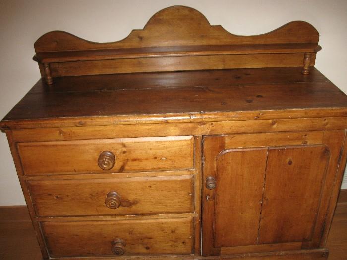            PRIMITIVE CABINET WITH GALLERY