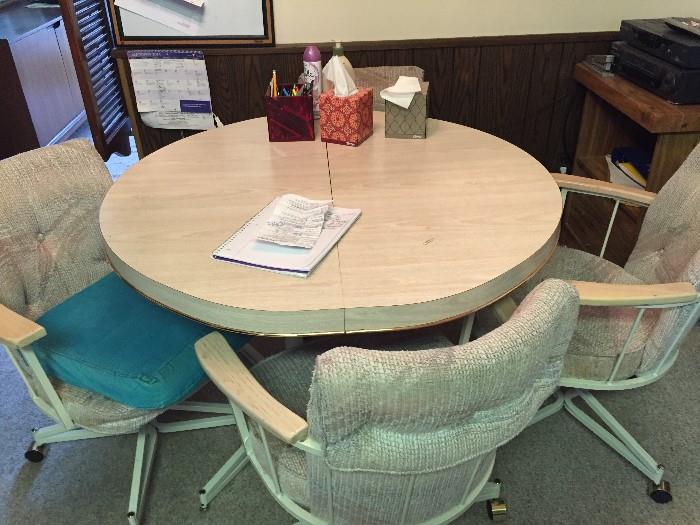 Kitchen table w/4 swivel rolling chairs