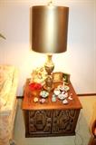 End table, lamp, porcelain and glassware