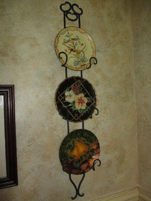 PLATE RACK / ASSORTED PLATES
