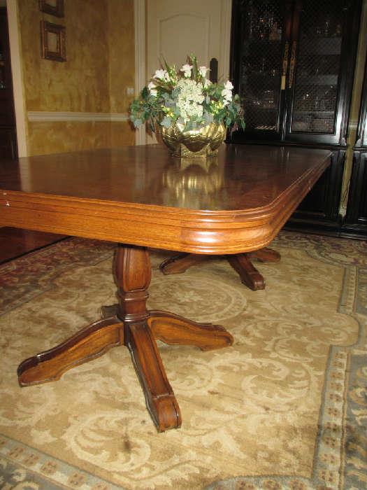 DREXEL HERITAGE DOUBLE PEDESTAL DINING TABLE   RUG IS ALSO FOR SALE