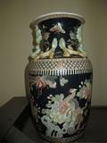 ANTIGUE BLACK CHINESSE VASE W/ FOO DOG HANDLES AND APPLIED LIZARDS
