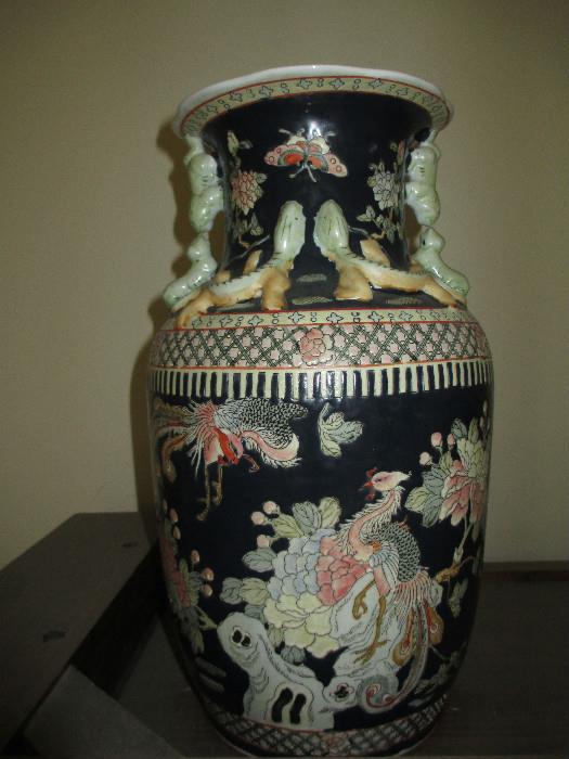 ANTIGUE BLACK CHINESSE VASE W/ FOO DOG HANDLES AND APPLIED LIZARDS
