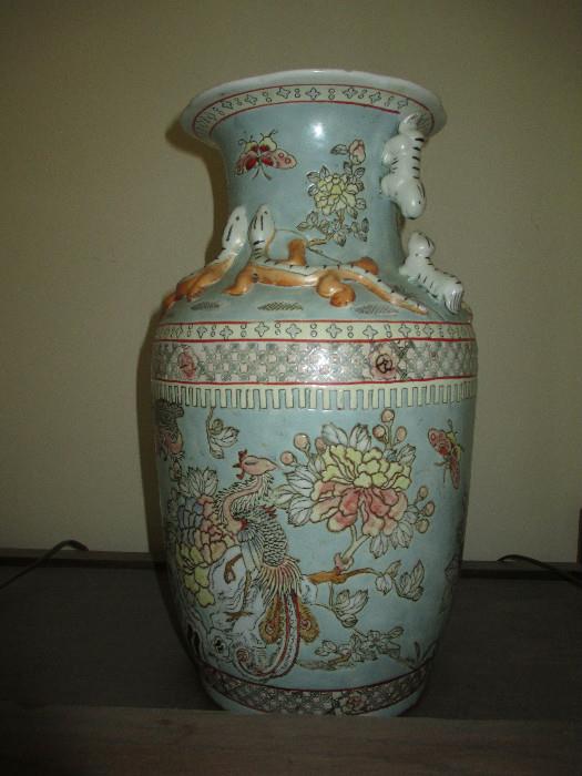 ANTIGUE CHINESSE VASE W/ FOO DOG HANDLES AND APPLIED LIZARDS
