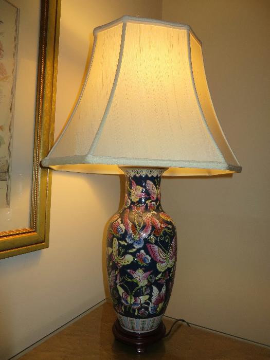 CHINESE FAMILLE FLOWER & BUTTERFLY TABLE LAMP
