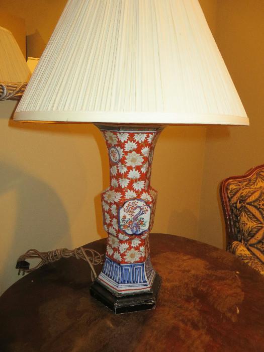 VINTAGE CHINESE PORCELAIN TABLE LAMP