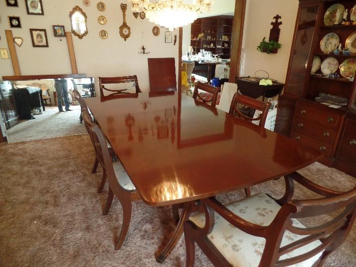 Beautiful Duncan Phyfe dinning room table with 6 chairs and 2 leaves.