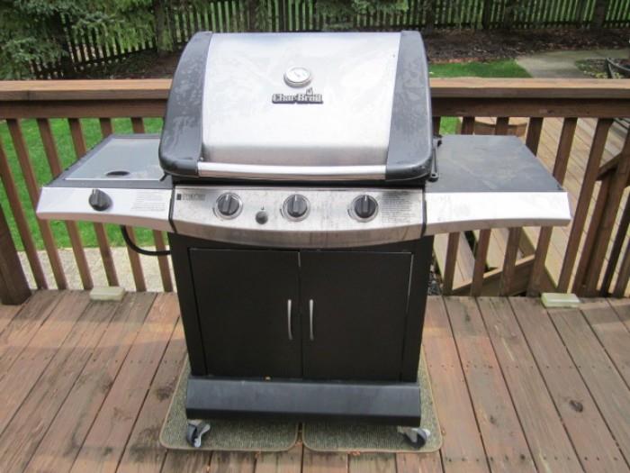 Outdoor grill with cover.